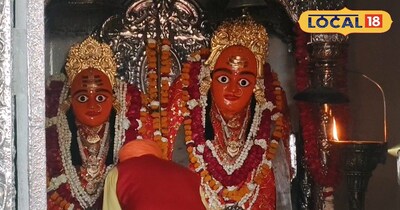 श्री राज राजेश्वरी कैला देवी मंदिर में पूजा अर्चना करते हुए महंत 