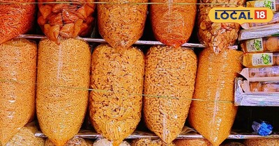 टॉप फ्लेवर की स्टॉल पर रखी नमकीन.