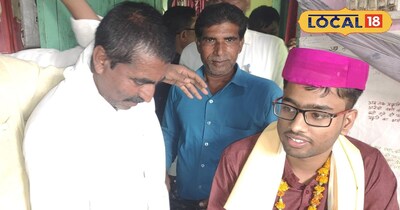 आदित्य को सम्मानित करते 