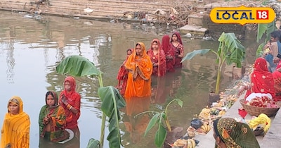 डूबते सूर्य देव को छठ वर्ती अर्घ्य देते 