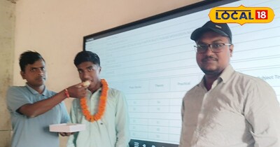 मिठाई खिलाकर बधाई दते 