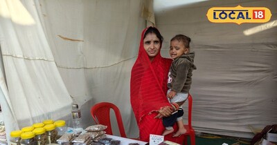 स्व-सहायता समूह में बने प्रोडक्ट बेचतीं भारती अहिरवार 