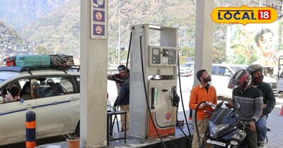 पेट्रोल पंप पर पेट्रोल भरवाते लोग