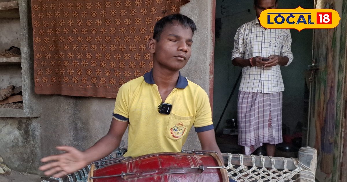 आंखों में रोशनी नहीं, पैरों से विकलांग, 13 वर्षीय आयुष के हाथों में जादू ऐसा कि ढोलक की आवाज सुन थिरक जाएंगे