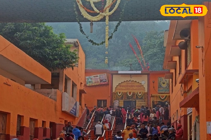 यह तस्वीर चित्रकूट के कामतानाथ मंदिर के प्रमुख द्वार की है. जहां पहुंचने के लिए आप अपने वाहन से बेड़ी पुलिया स्थान से मुड़कर कामतानाथ जा सकते हैं,अगर आप ट्रेन से आ रहे हैं तो आपको चित्रकूट धाम कर्वी रेलवे स्टेशन उतरना होगा. जहां से 30 रूपये रिक्शे वाले को देने के बाद आप मंदिर पहुंच जायेगे.जिसकी दूरी लगभग 10 किलोमीटर है.