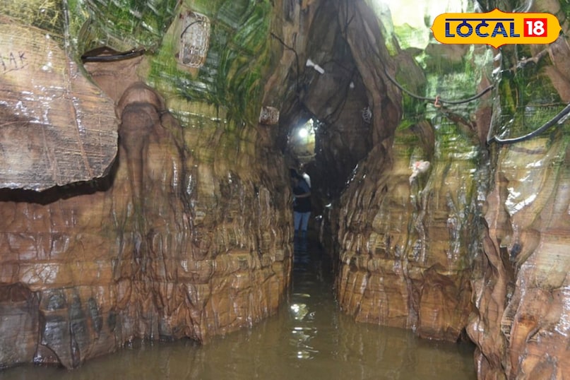 यह तस्वीर चित्रकूट के गुप्त गोदावरी की है. यह स्थान जब चित्रकूट के चारों धाम की यात्रा पर कोई निकलता है तो उसमें से एक स्थान यह भी पड़ता है. यह चित्रकूट धाम कर्वी रेलवे स्टेशन से लगभग 30 से 35 किलोमीटर दूर है. यहां आप टैक्सी बुक करके या अपने निजी वाहन से भी आ सकते हैं. टैक्सी बुक करने के लिए आप को लगभग 1000 से 1200 रूपये खर्च करने पड़ेंगे.