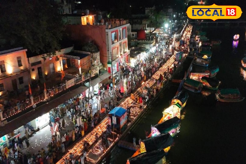 यह तस्वीर चित्रकूट के रामघाट की है.यह स्थान चित्रकूट धाम कर्वी रेलवे स्टेशन से लगभग 8 किलोमीटर दूर है. यहां जाने के लिए ट्रेन से आप को चित्रकूट धाम कर्वी रेलवे स्टेशन उतरना होगा.और बस से आने पर आप को बस स्टैंड उतरना होगा. जहां बाहर खड़ी टैक्सी में बैठकर आप 20 रूपये में रामघाट पहुंच जायेगे.