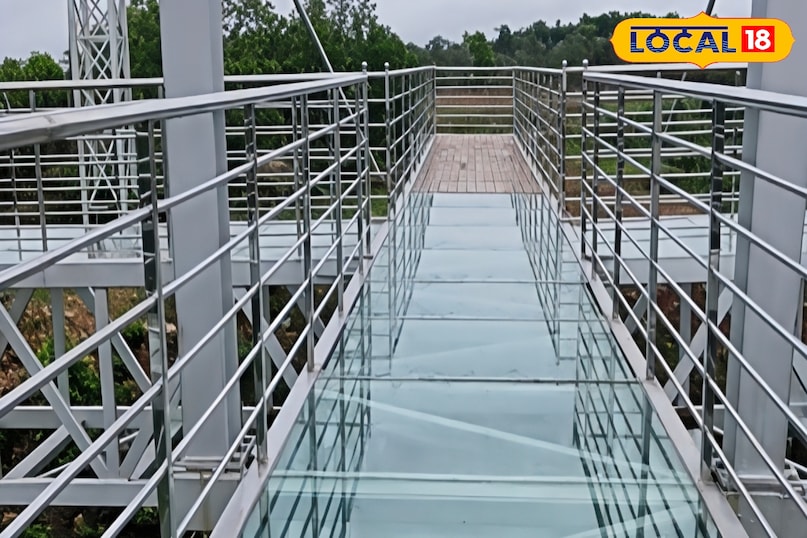 यह तस्वीर चित्रकूट के मानिकपुर क्षेत्र में बने तुलसी वॉटरफॉल की है.जहां यूपी का पहले स्काई वॉक ब्रिज बना है.जहां जाने के लिए आप को मानिकपुर रेलवे स्टेशन से टैक्सी बुक करनी पड़ेगी.जिसका किराया लगभग 1 हजार लगेगा.अगर इसकी दूरी की बात करे तो यह मानिकपुर से 30 किलोमीटर और चित्रकूट से लगभग 45 किलोमीटर दूर है.जहां आप को पानी के साथ सुंदर नजारा देखने को मिलेगा.