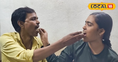 अपने पिता को मिठाई खिलाती सुहानी सोनम 