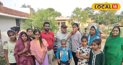 मिठाई खिलाकर बधाई देते हैं परिवार के लोग