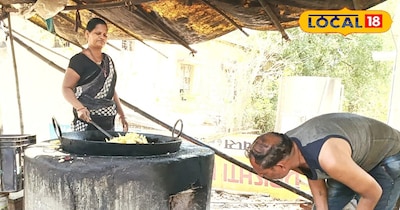 केला चिप्स बनाते पति पत्नी 