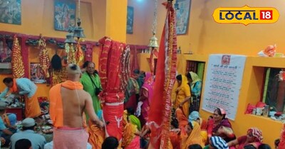 मंदिर में सभी को प्रसाद बाटते पंडित जी