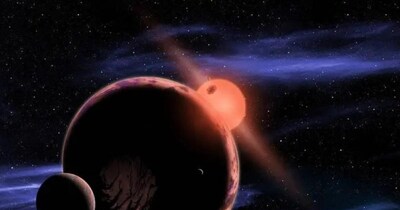 एक काल्पनिक ग्रह का आर्टिस्ट इम्प्रेशन, जिसके दो चंद्रमा एक लाल बौने तारे के रहने योग्य क्षेत्र में उसकी परिक्रमा कर रहे हैं. (Image Credit: D. Aguilar / Harvard-Smithsonian Center for Astrophysics)