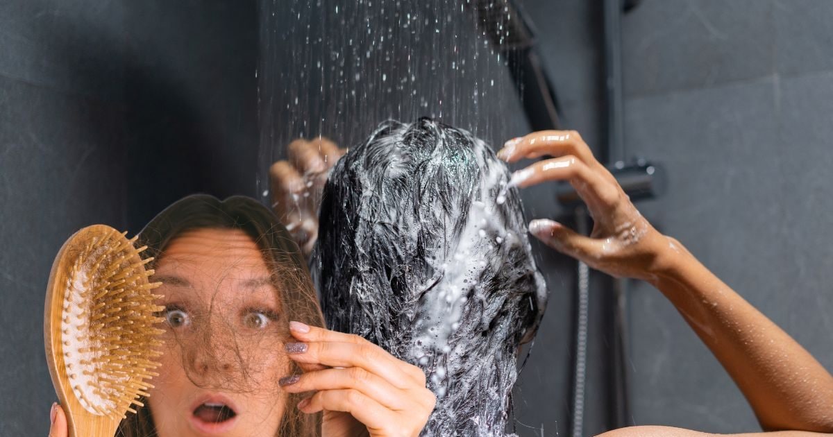 बाथरूम की ये गलतियां बना रही है आपके बालों को कमजोर, टूटते-झड़ते बालों के पीछे की इन वजहों को न करें इग्नोर