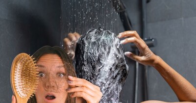 बालों को कमजोर बना रही हैं बाथरूम की ये 5 गलतियां, तुरंत सुधारें नहीं तो टूटेंगे-झड़ेंगे बाल.