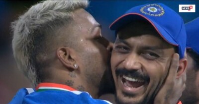 हार्दिक पांड्या ने अक्षर पटेल को किया किस 