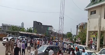 सोलन जिले में हरियाणा की सीमा पर औद्योगिक क्षेत्र बरोटीवाला एंट्री प्वाइंट पर लोगों ने हंगामा कर दिया.