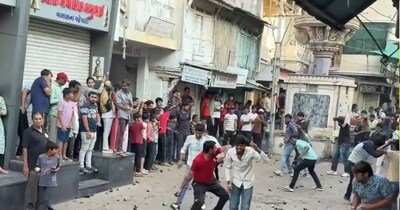 Visnagar's Unique Holi: Shoes & Veggies Fly in 100-Year-Old 'Khasada Yudh'