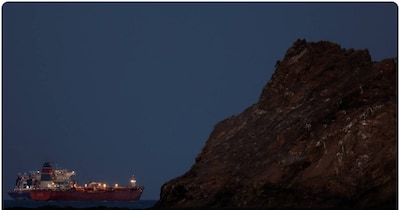 ईरान पर अमेरिका और इजरायल के हमले से दुनिया की गैस, पेट्रोल-डीजल की कीमतों में आग लग गई है. (रॉयटर्स)