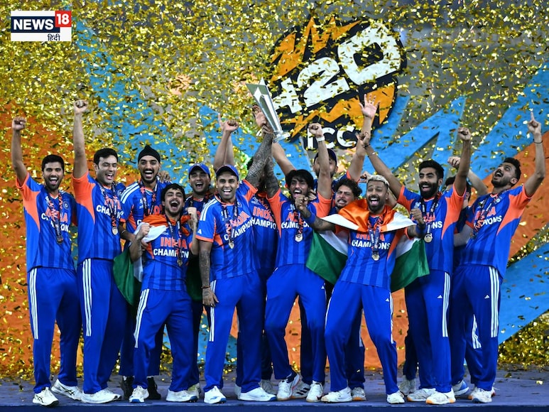 वर्ल्ड कप ट्रॉफी के साथ टीम इंडिया