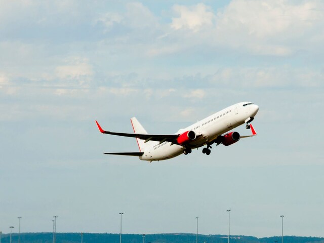 दुबई से पहुंची फ्लाइट, लोग बोले,80-90 हजार का वापसी का टिकट खरीदना मुश्किल था