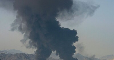 ईरान ने यूएई के फुजैराह में एक तेल संयंत्र पर हमले क‍िए, ज‍िसके बाद आग और धुएं का गुबार उठते देखा गया. (एपी फोटो)