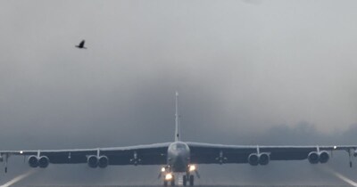 अमेर‍िकी एयरफोर्स का व‍िमान B-52 Stratofortress आरएएफ फेयरफोर्ड एयरबेस से उड़ान भरता हुआ. (Reuters)