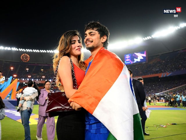 কে এই রহস্য মেয়ে ঈশান কিষানের কোলে? লাভি-ডোভি স্টাইলে ছবি ভাইরাল হয়