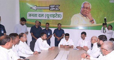 तिरहुत प्रमंडल के जदयू के सभी जिलाध्यक्षों के साथ आयोजित संगठनात्मक बैठक में कार्यकारी अध्यक्ष संजय झा, प्रदेश अध्यक्ष उमेश कुशवाहा के साथ निशांत कुमार.