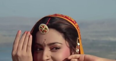 জুহি চাওলার 'ঘুংঘট কি আড় সে' গানটি 'হাম হ্যায় রাহি পেয়ার কে'কে ব্লকবাস্টার বানিয়েছিল