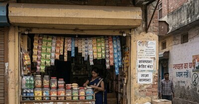 कटिहार में जनरल स्टोर के अंदर गैस सिलेंडर की कालाबाजारी का ऐसा खेल चल रहा था, जिसे देखकर पुलिस भी हैरान रह गई. (AI-Image)