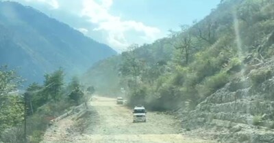 केदारनाथ यात्रा रूट पर सड़कों की हालत खराब है. 