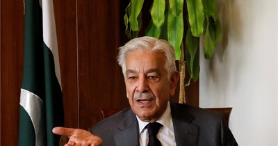 पाकिस्‍तान के रक्षा मंत्री ख्‍वाजा आसिफ ने ईरान जंग पर अमेरिका के बदलती चाल पर गंभीर सवाल उठाए हैं. (फाइल फोटो/Reuters)