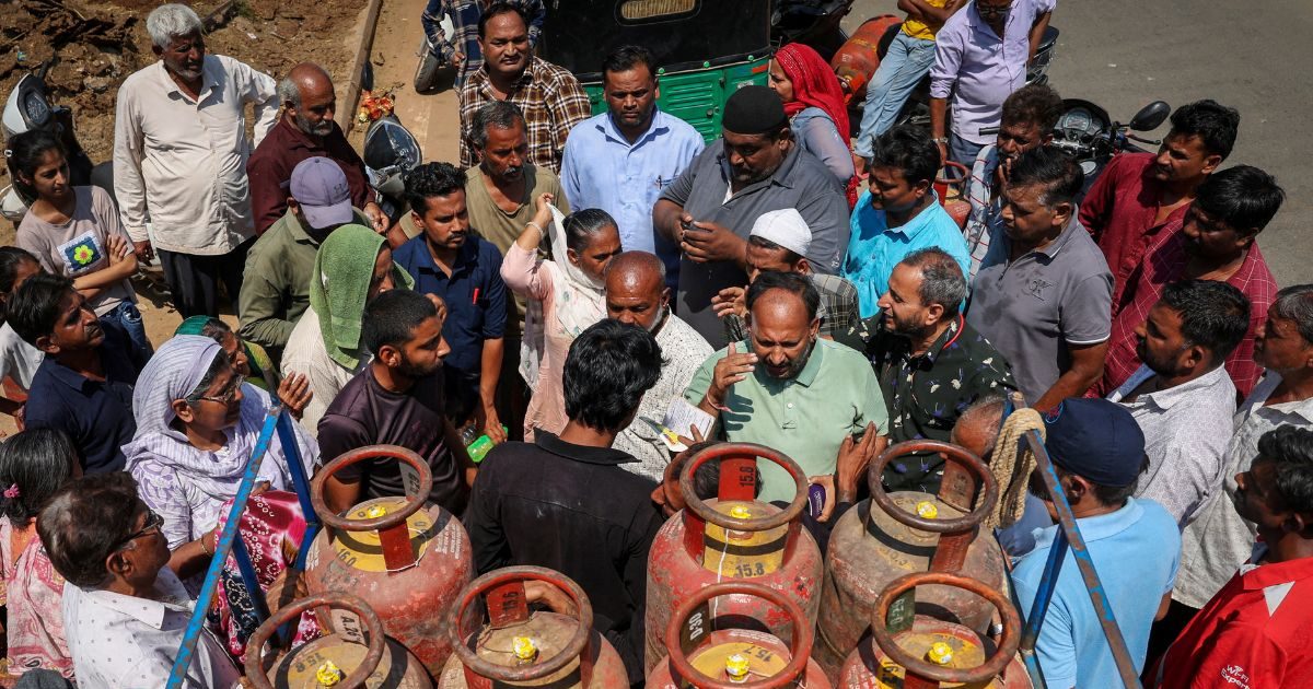 LPG Cylinder Hoarding Live: एलपीजी की कमी नहीं, कालाबाजारी बढ़ा रही मुसीबत, एक्शन में सरकार