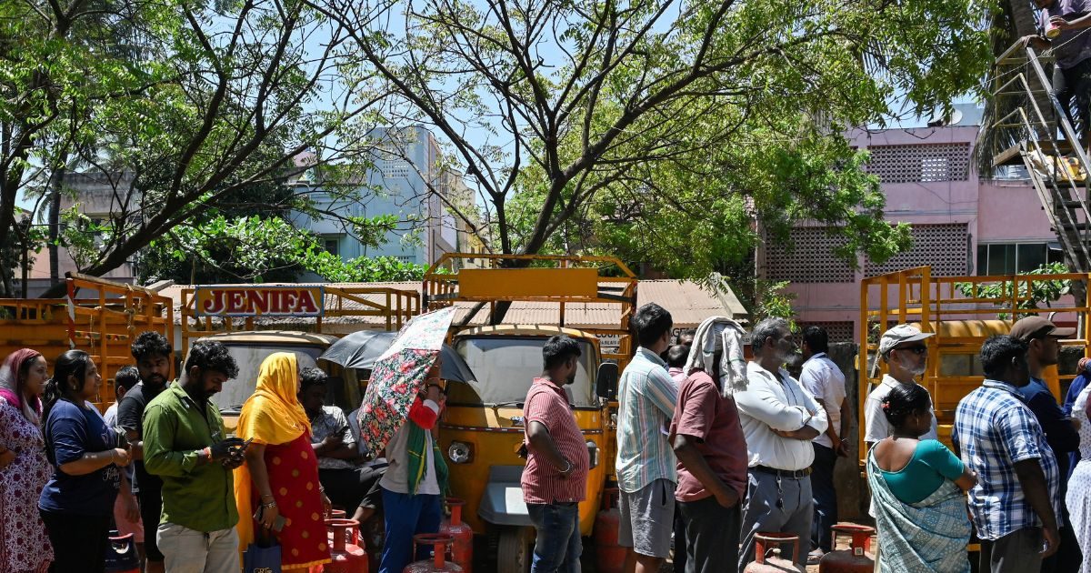 LPG Crisis LIVE: 'एलपीजी की किल्लत नहीं, बस जमाखोरी से दिक्कत' रसोई गैस संकट पर सख्त हुई सरकार
