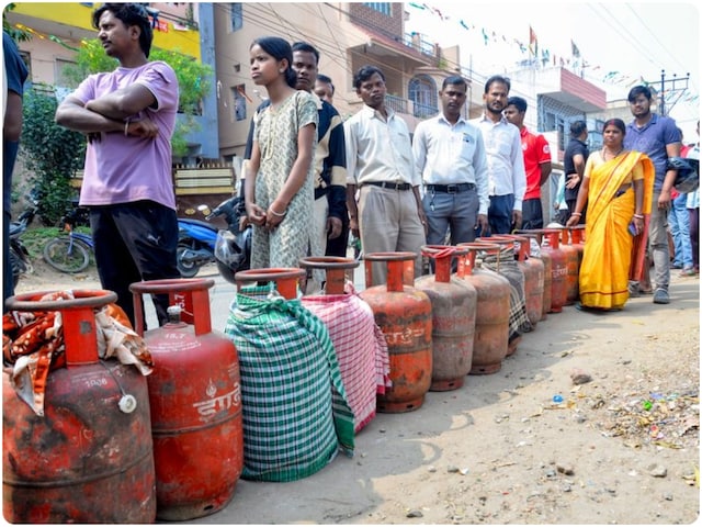 LIVE: गैस सिलेंडर की किल्लत के बीच केरोसिन की वापसी, लोग तैयार कर रहे प्लान