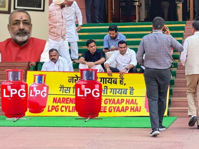 LPG संकट पर संसद में प्रदर्शन कर रहे थे कांग्रेसी, गिरिराज ने पकड़ ली गलती