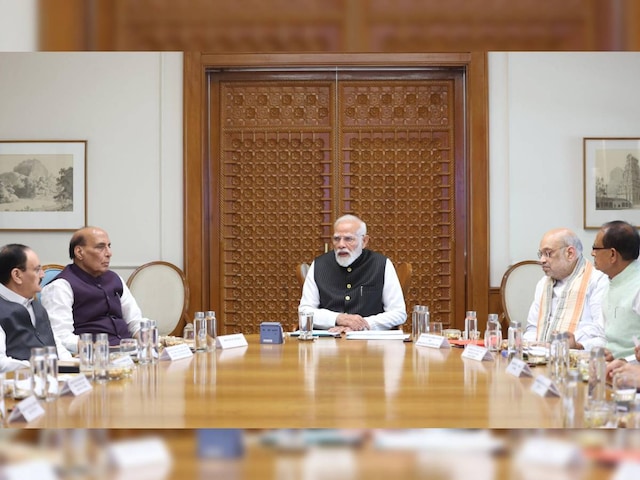 गैस संकट पर पीएम कर रहे बैठक, होर्मुज के चक्रव्यूह पर मंत्रियों संग चर्चा