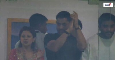 महेंद्र सिंह धोनी और उनकी वाइफ टीम इंडिया को सपोर्ट करने पहुंचे