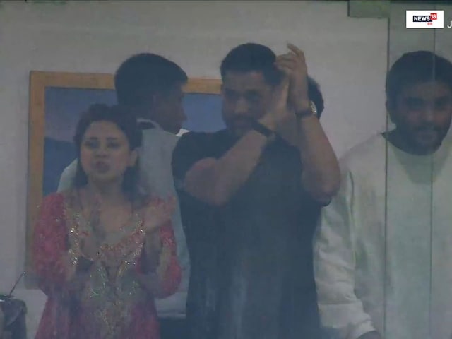 ভারত-ইংল্যান্ড সেমিফাইনালে ধোনির প্রবেশ! ওয়াংখেড়েতে স্ত্রী সাক্ষীও উপস্থিত