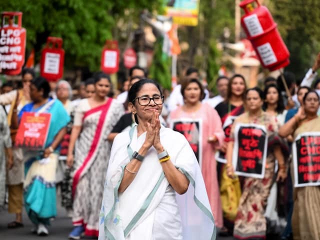 Live: चुनाव आयोग ने 5 डीआईजी का किया तबादला, TMC उम्मीदवार को झेलना पड़ा विरोध