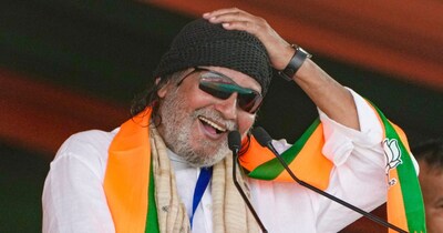 मिथुन चक्रवर्ती पीएम मोदी की कोलकाता रैली में मौजूद थे. (PTI)