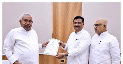 सीएम नीतीश को सर्टिफिकेट सौंपते संजय झा, साथ में संजय गांधी