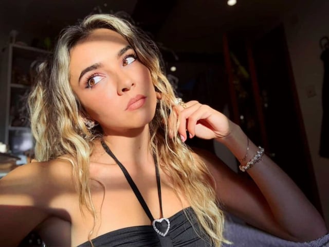 पुराने जूते बेच कमाए 20 करोड़, इस हसीना से अजीब फरमाइश करते हैं लोग!