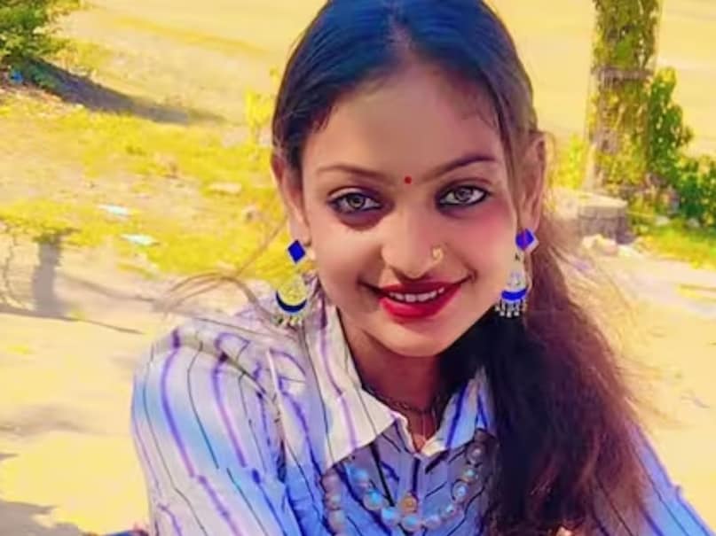 Kumbh Girl Monalisa, Monalisa wedding Controversy, what is Monalisa real age, maha kumbh viral girl Monalisa, Monalisa-Farman Khan Love story, is Monalisa minor, Monalisa married to Farman Khan in kerala temple, Monalisa love jihad, कुंभ गर्ल मोनालिसा, मोनालिसा शादी विवाद, क्या है मोनालिसा की असली उम्र, महाकुंभ वायरल गर्ल मोनालिसा, मोनालिसा-फरमान खान की लव स्टोरी, क्या मोनालिसा नाबालिग है, मोनालिसा ने केरल के मंदिर में फरमान खान से की शादी, मोनालिसा लव जिहाद
