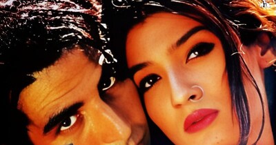 नई दिल्ली. बॉलीवुड हिस्ट्री में कुछ जोड़ियां ऐसी हैं, जिनकी स्क्रीन प्रेजेंस से ही थिएटर सीटियों से गूंज उठते हैं. 90 के दशक की बात हो और अक्षय कुमार-रवीना टंडन का जिक्र न हो, ऐसा हो ही नहीं सकता. यह वो दौर था जब अक्षय 'खिलाड़ी' बन रहे थे और रवीना अपनी खूबसूरती और एक्टिंग से 'मस्त मस्त' गर्ल बन चुकी थीं. इस जोड़ी ने स्क्रीन पर जो आग लगाई, उसका नतीजा हमेशा बॉक्स ऑफिस पर सुनामी जैसा रहा. आज भी जब दर्शक उन्हें किसी इवेंट में साथ देखते हैं, तो पुरानी यादें ताजा हो जाती हैं. आज हम आपको इन दोनों की साथ वाली 6 ऐसी फिल्मों के बारे में बताने जा रहे हैं, जो रिलीज के साथ बॉक्स ऑफिस पर छा गई थीं.