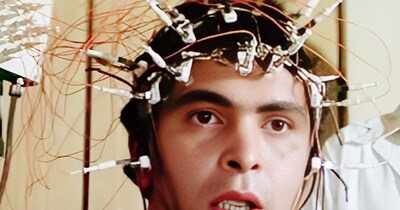 नई दिल्ली. बॉलीवुड के इतिहास में साल 1973 में 'बॉबी' के साथ एक ऐसा सितारा चमका था,  जिसने रोमांस की परिभाषा बदल दी थी और वो थे ऋषि कपूर. अपनी मासूमियत और स्वेटर वाले लुक से उन्होंने लाखों दिलों पर राज किया, लेकिन 70 के दशक का अंत आते-आते बॉलीवुड का मिजाज बदलने लगा था. 'एंग्री यंग मैन' का दौर शुरू हो चुका था और दर्शक अब केवल बगीचों में दौड़ते प्रेमी को नहीं, बल्कि हाथ में बंदूक थामे और धूल में लिपटे नायक को देखना चाहते थे.