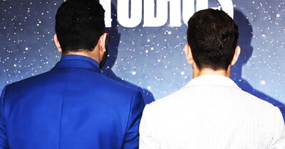 नई दिल्ली. साल 2000 में एक साथ 2 सुपरस्टार के बेटों ने बॉलीवुड में एंट्री मारी. एक तरफ सदी के महानायक अमिताभ बच्चन के बेटे अभिषेक बच्चन थे और दूसरी तरफ दिग्गज अभिनेता व फिल्ममेकर राकेश रोशन के बेटे ऋतिक रोशन थे. तब से लगभग 26 साल बीत चुके हैं. जब इन दोनों स्टार्स ने पहली बार इंडस्ट्री में कदम रखा तो उम्मीदें बहुत ज्यादा थीं, लेकिन समय के पहियों ने दोनों के लिए बिल्कुल अलग कहानियां लिखीं. (तस्वीर बनाने में AI की मदद ली गई है.)