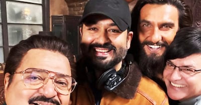 नई दिल्ली. जब भी इंडियन सिनेमा में सस्पेंस और देशभक्ति का मेल होता है, तो दर्शक अपनी सांसें रोक लेते हैं. लेकिन, डायरेक्टर आदित्य धर ने अपनी लेटेस्ट रिलीज 'धुरंधर: द रिवेंज' के साथ जो ड्रामा बनाया है, वह किसी ने सोचा भी नहीं होगा. 18 मार्च को पेड प्रीव्यू के साथ रिलीज हुई इस फिल्म ने बॉक्स ऑफिस पर धूम मचा दी है, लेकिन फिल्म का असली दिल इसके 30 मिनट के क्लाइमैक्स में है, जिसने थिएटर में बैठे दर्शकों को हैरान कर दिया है.