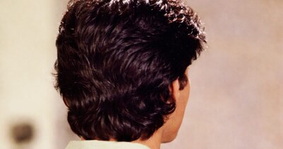 नई दिल्ली. बॉलीवुड में सफलता की कई कहानियां हैं, लेकिन एक आउटसाइडर के लिए सुपरस्टार बनने का रास्ता हमेशा मुश्किल रहा है. मिथुन दा, जिन्हें हम अब बॉलीवुड का ग्रैंडमास्टर कहते हैं, उनके करियर की शुरुआत इतनी मुश्किलों भरी थी कि इंडस्ट्री की सबसे मशहूर हीरोइनें भी उनके साथ एक फ्रेम शेयर करने से हिचकिचाती थीं. लेकिन, 1979 में एक चमत्कार हुआ जिसने न सिर्फ मिथुन की किस्मत बदली, बल्कि बॉलीवुड उन्हें एक नई पहचान दिलाई. (तस्वीर बनाने में AI की मदद ली गई है.